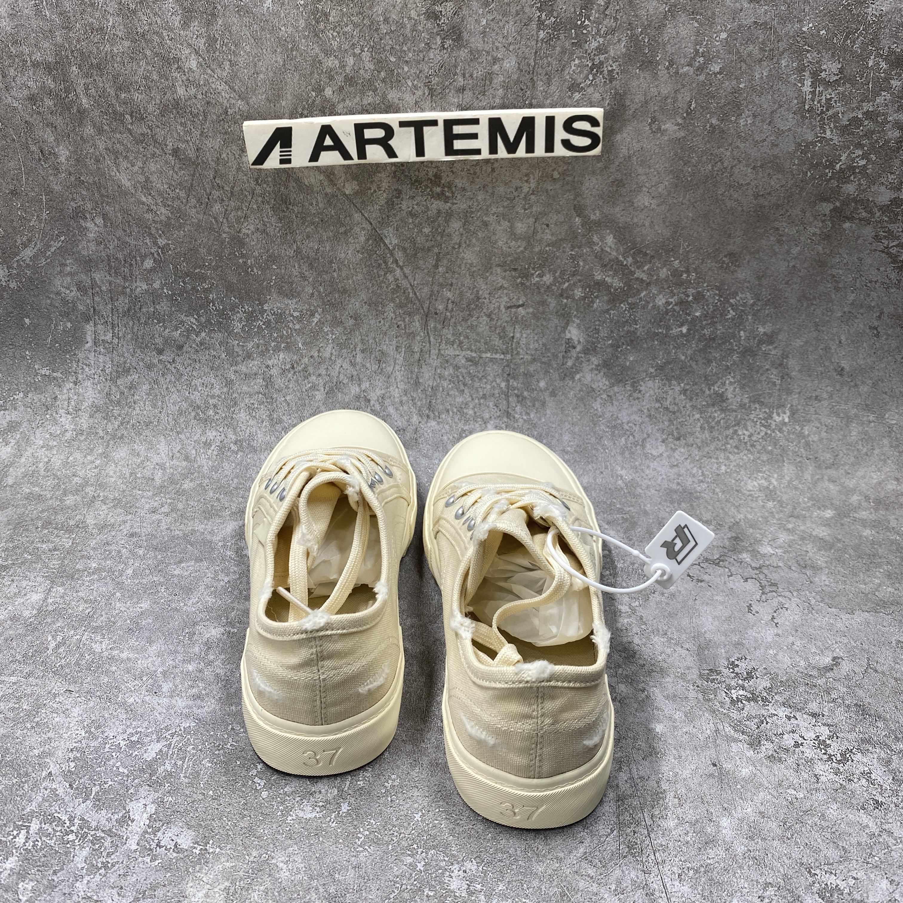 PARIS LOW TOP SNEAKER IN WHITE