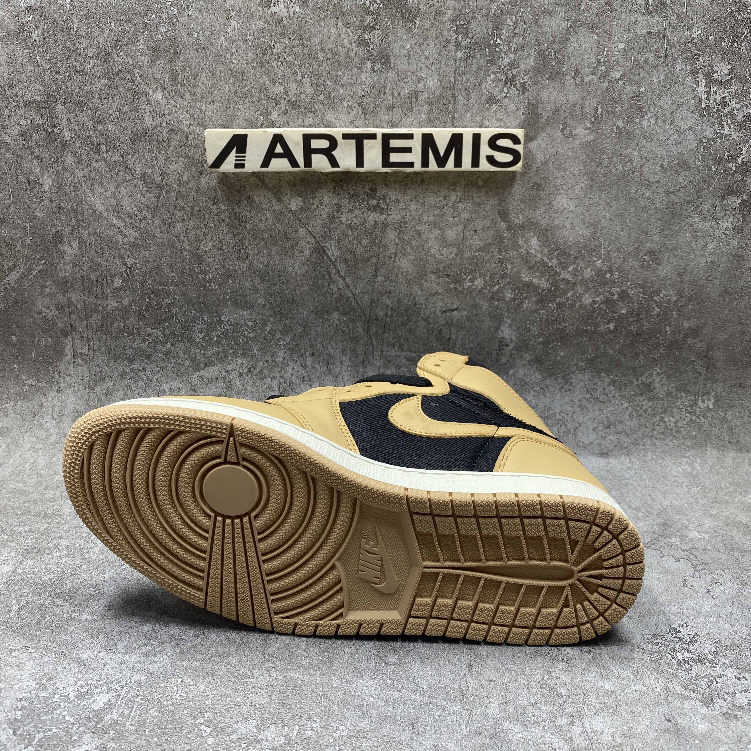 Air Jordan 1 Retro High OG Heirloom