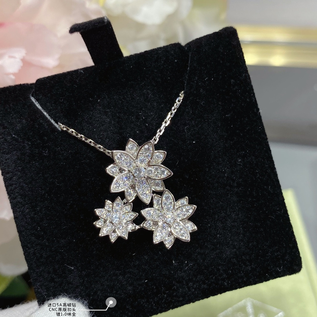V*N CL*F & arpels lotus necklace
