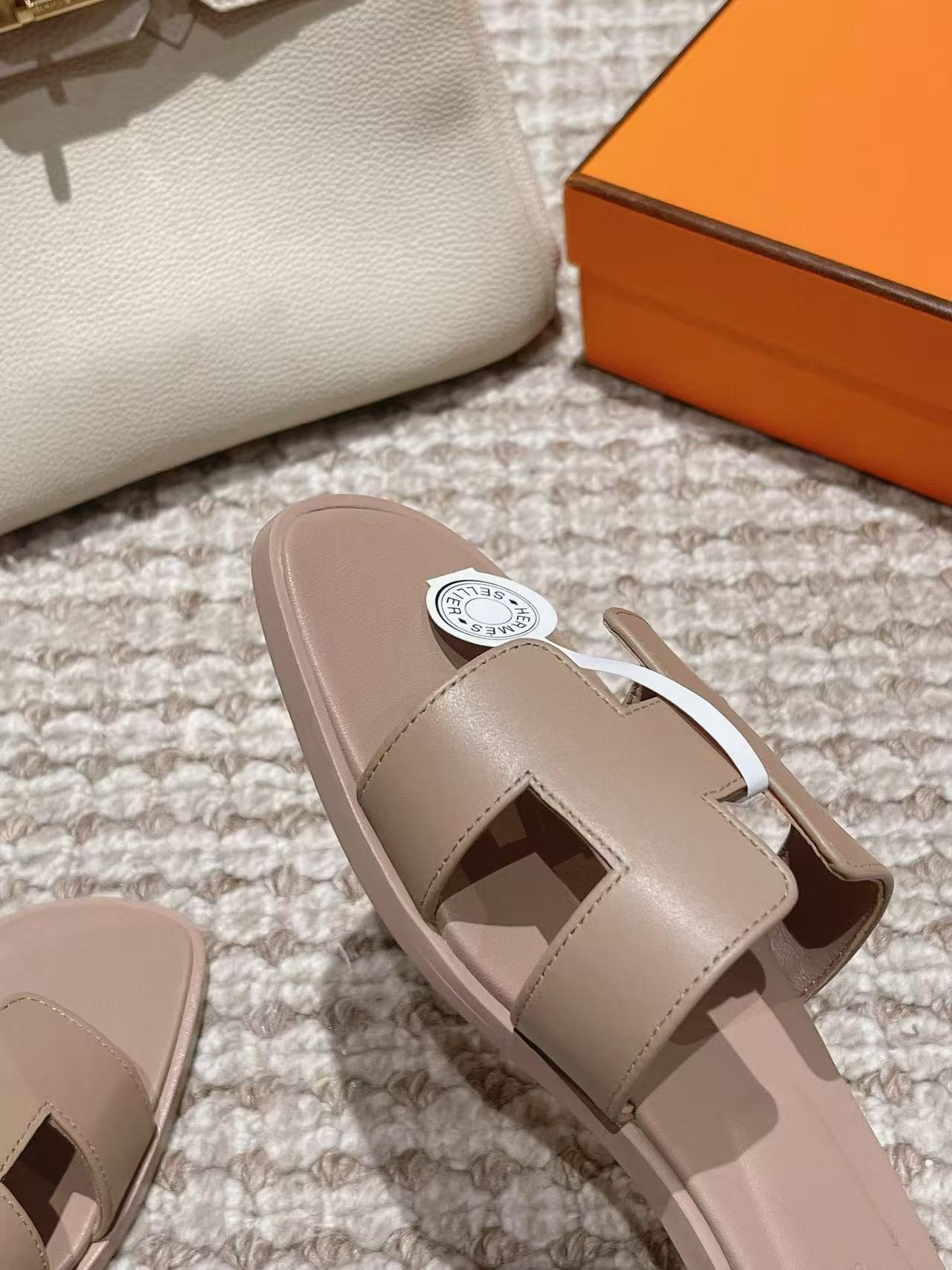 UA Hermès Oran sandal