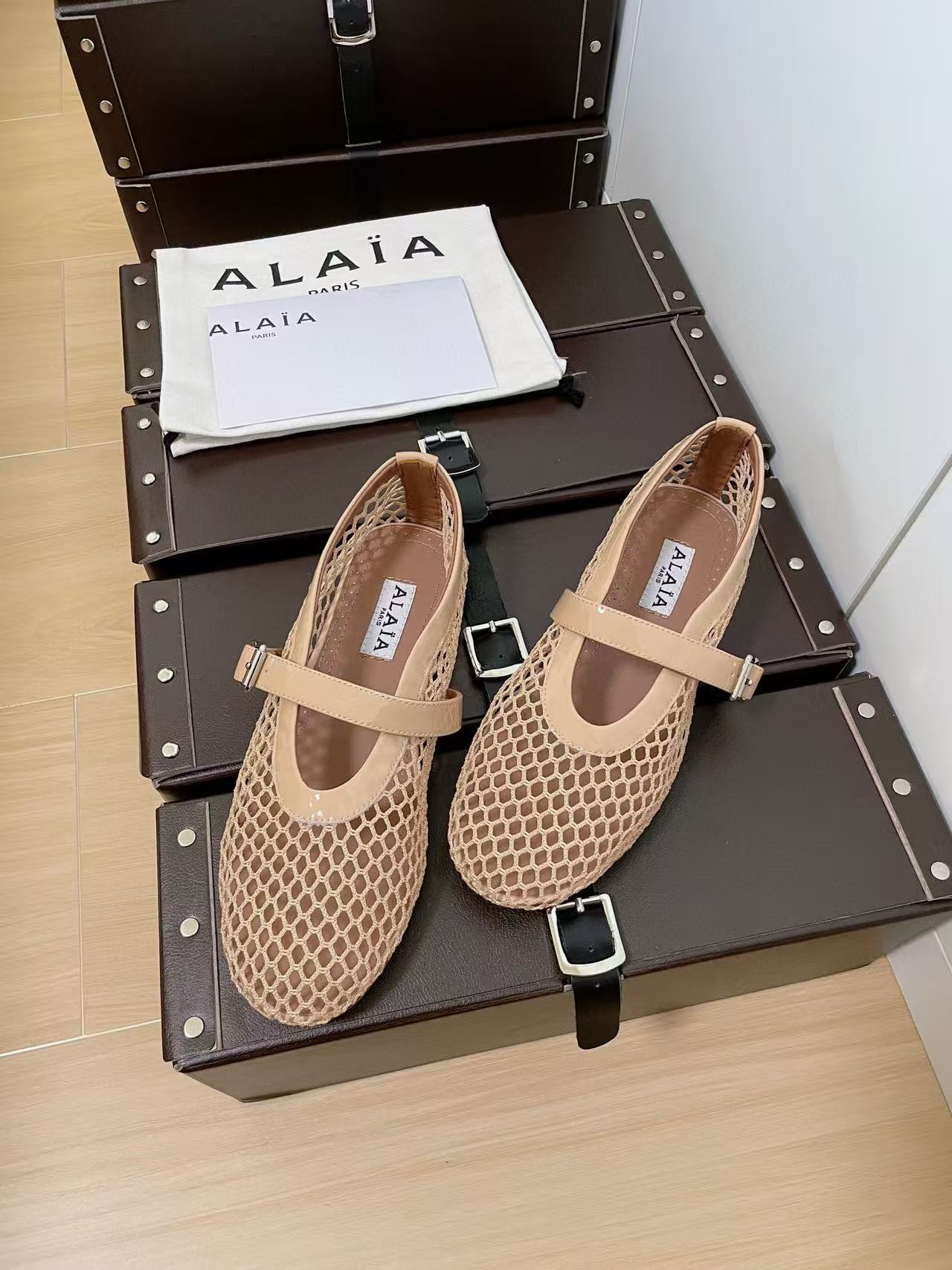 UA ALAÏA BALLET FLATS IN FISHNET
