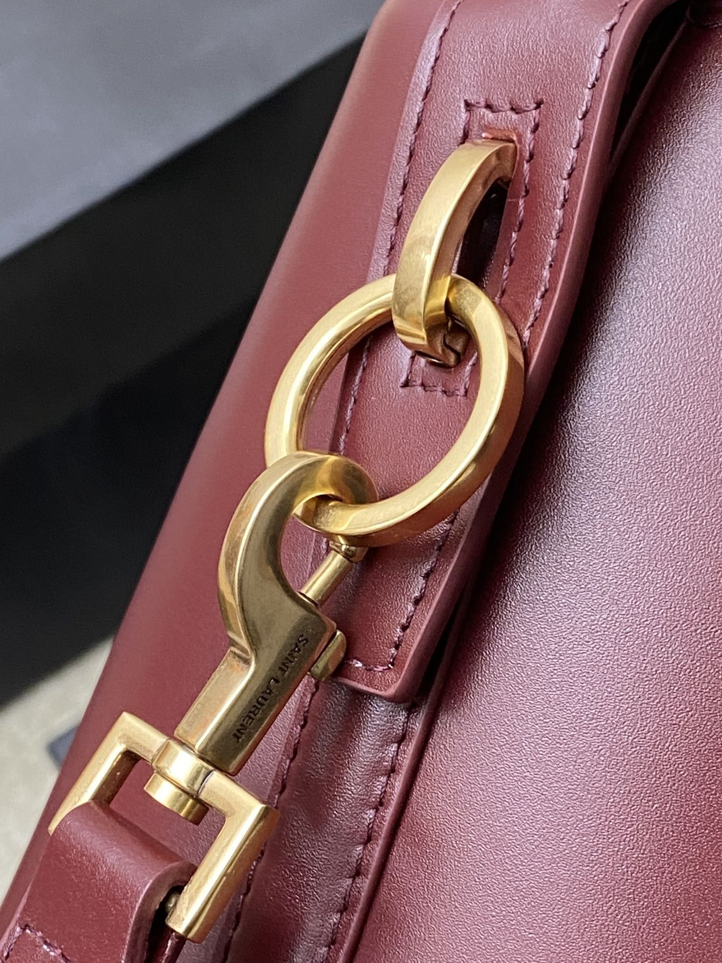 Y*L le 37 in shiny leather 17x20x13cm