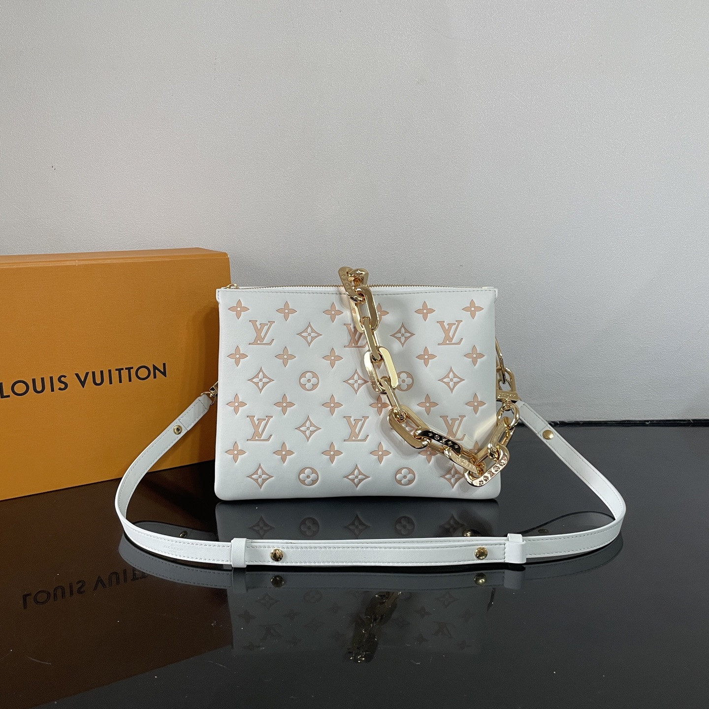 LV Coussin PM M14503 26x20x12cm