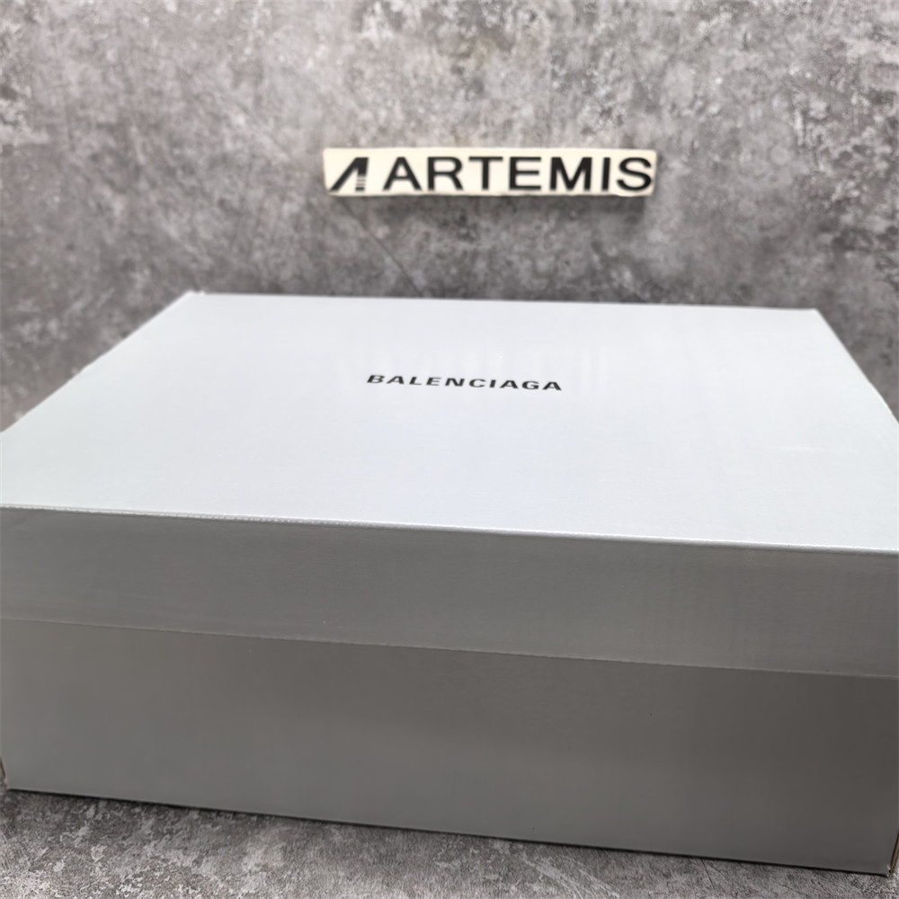 ua Ba*len*cia*ga runner sneaker