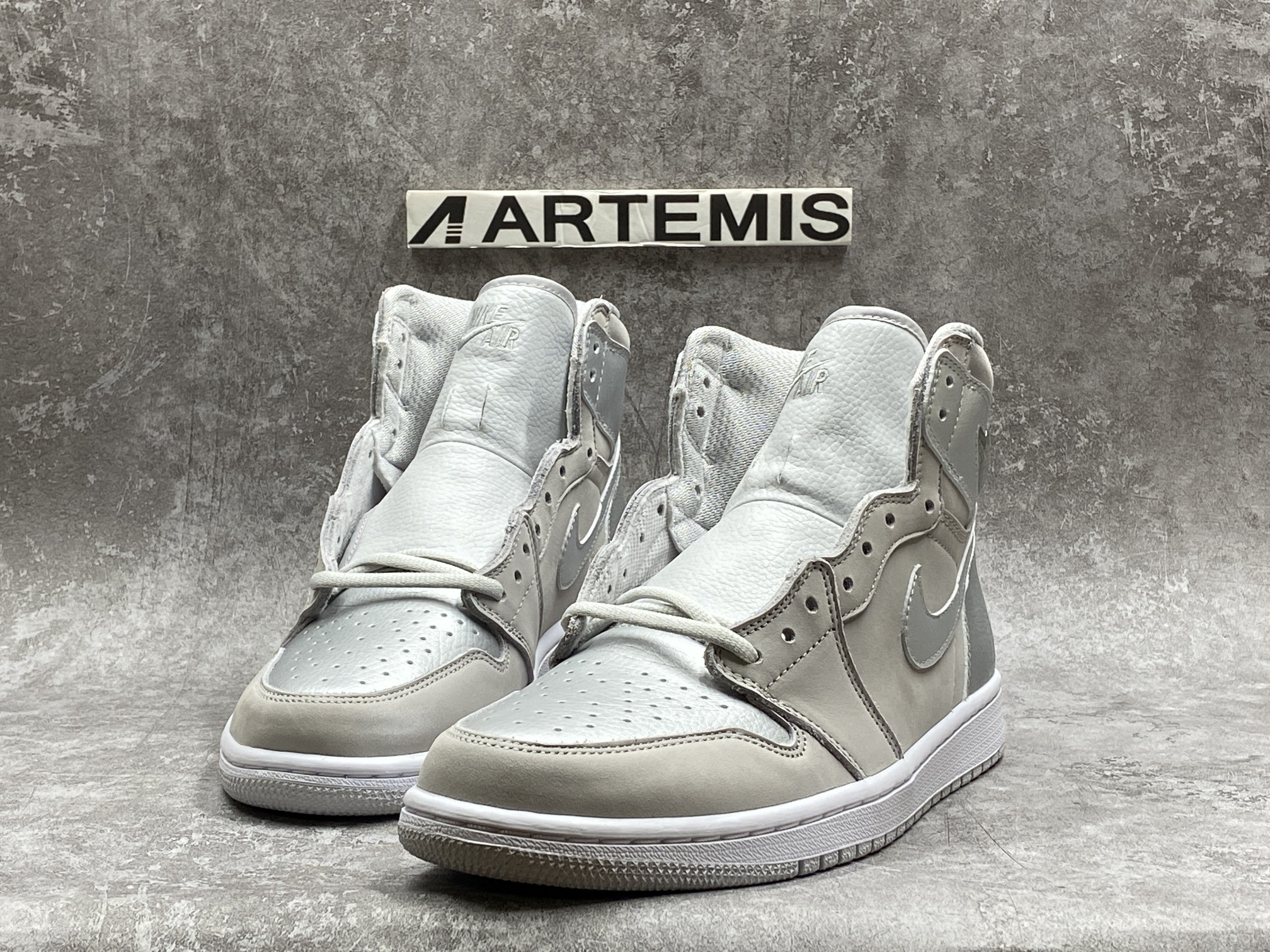 Air Jordan 1 Retro High Silver Anniversary