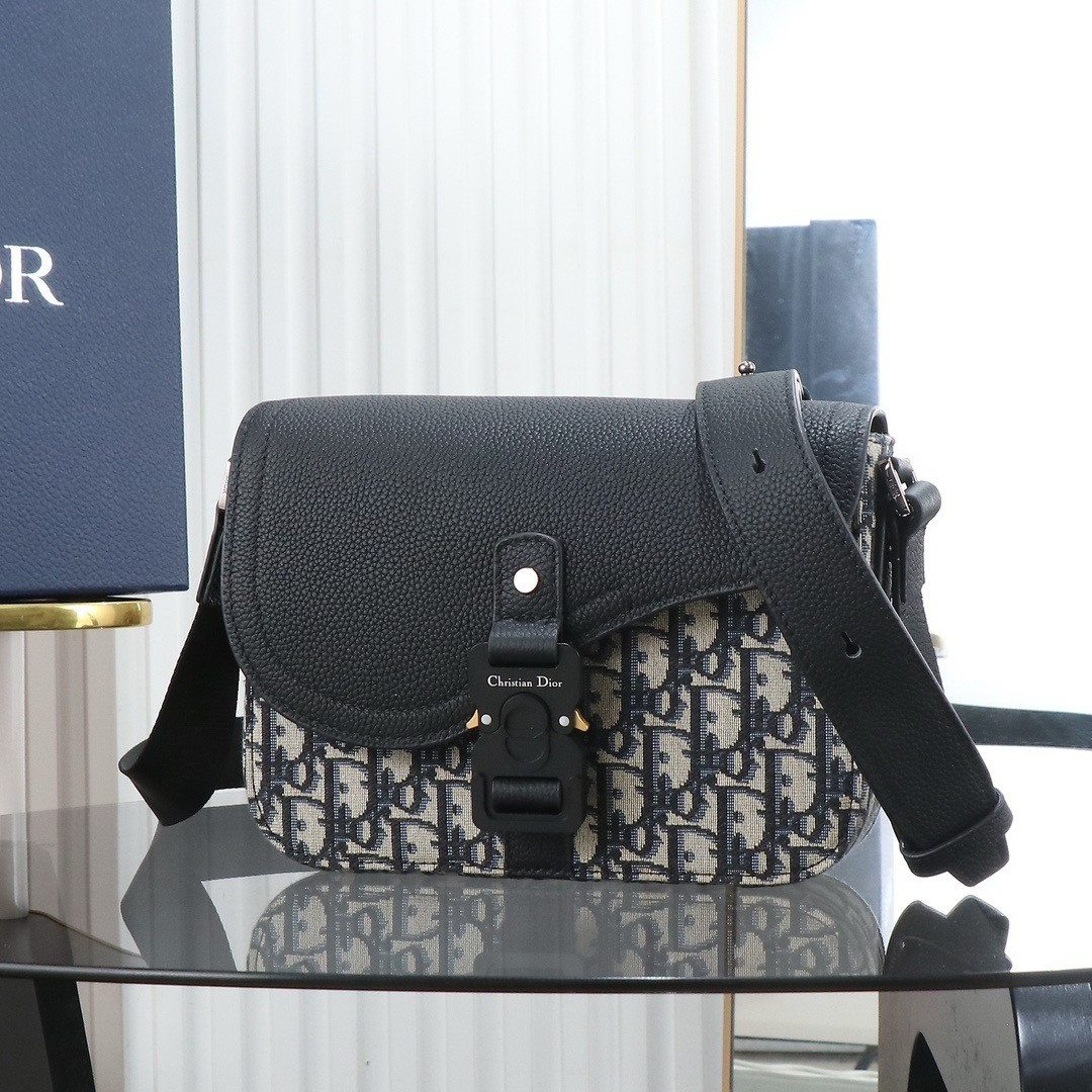 D*or saddle messenger bag with flap 23 x18 x6cm