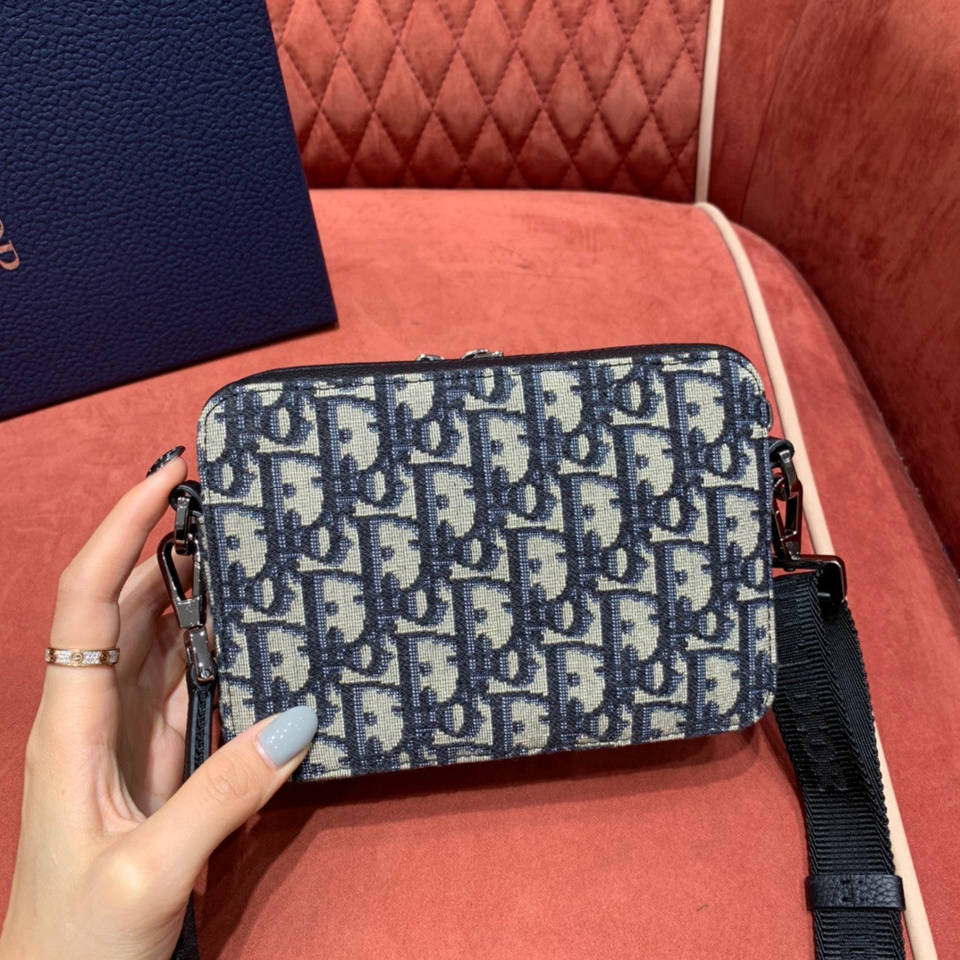 D*or pouch with shoulder strap 17cm