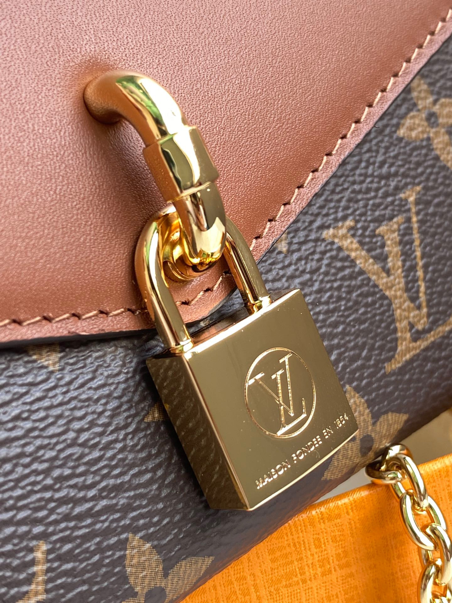 LV PADLOCK ON STRAP M80763