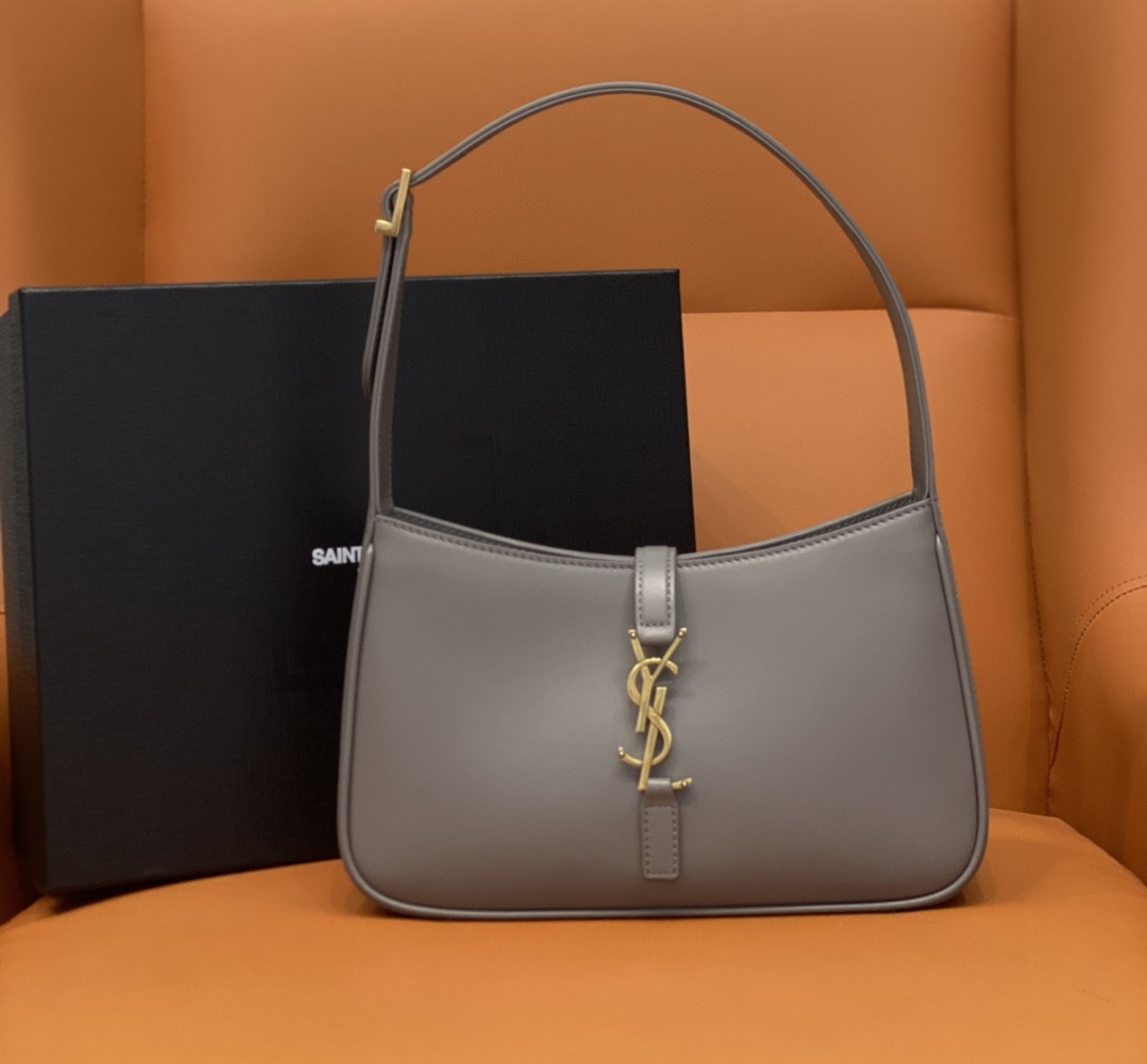 Y*L le 5 À 7 in smooth leather storm 23 x 16 x 6.5 cm