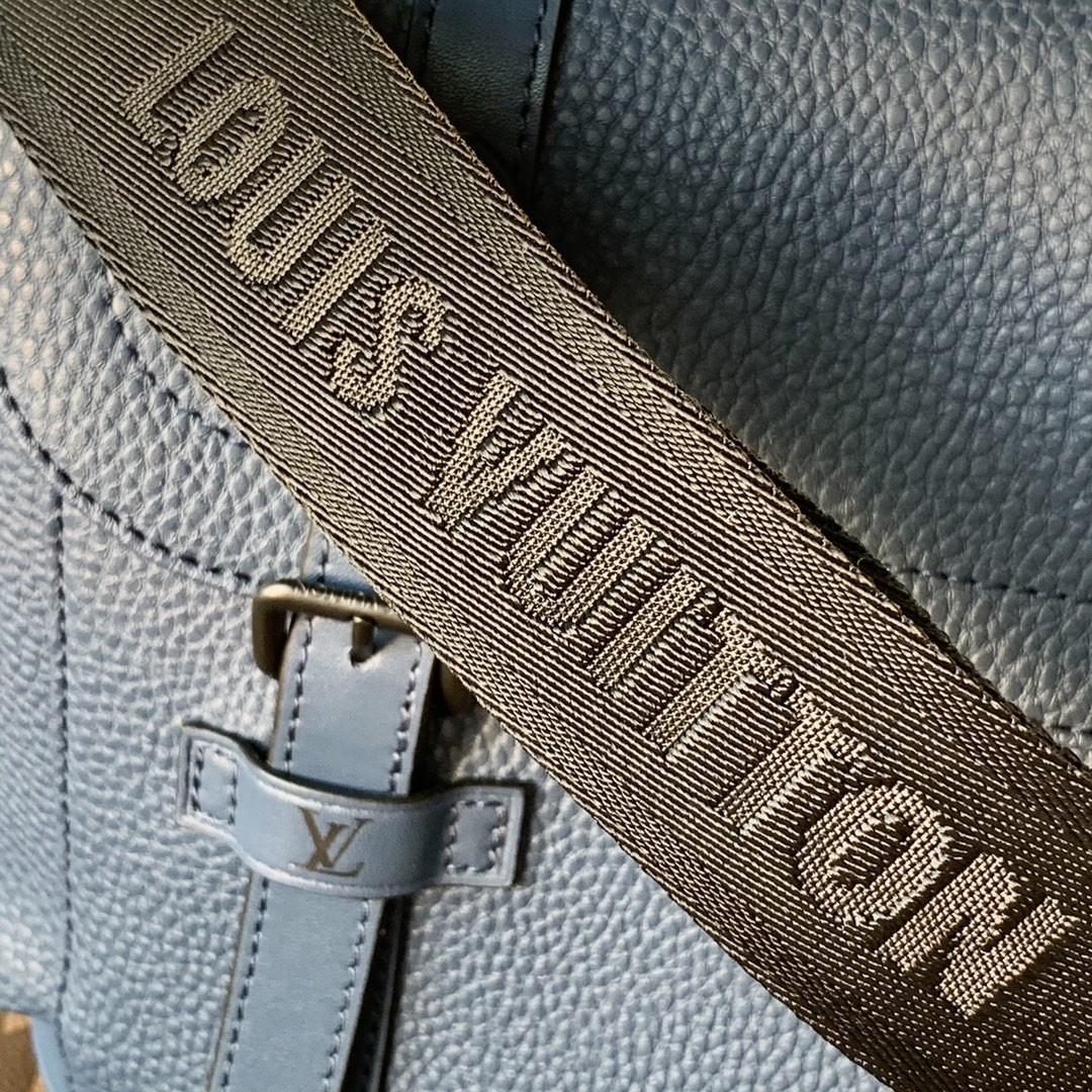 LV CHRISTOPHER MESSENGER M58475