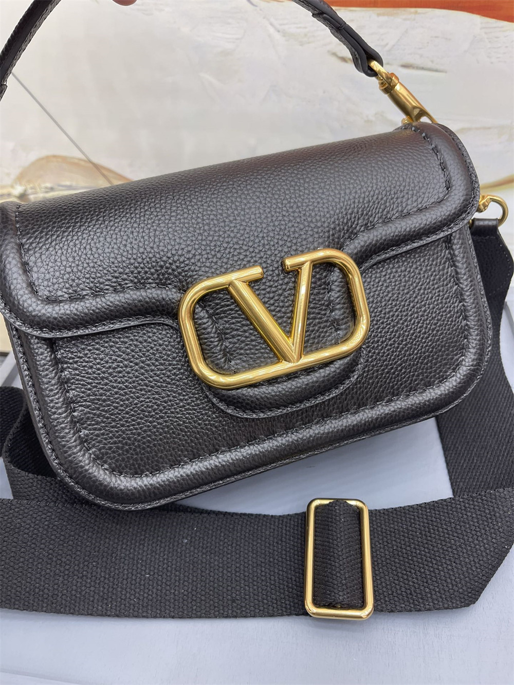 VALENTINO GARAVANI ALLTIME GRAINY CALFSKIN SHOULDER BAG BLACK 23.5x18X8cm