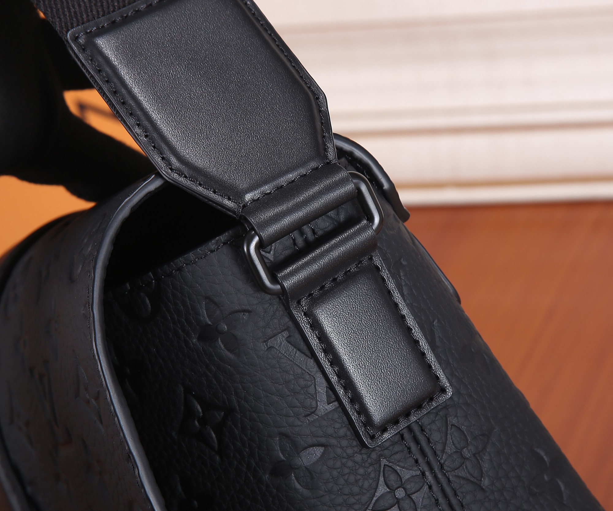 LV S-Cape Messenger M23741 28x16x10cm