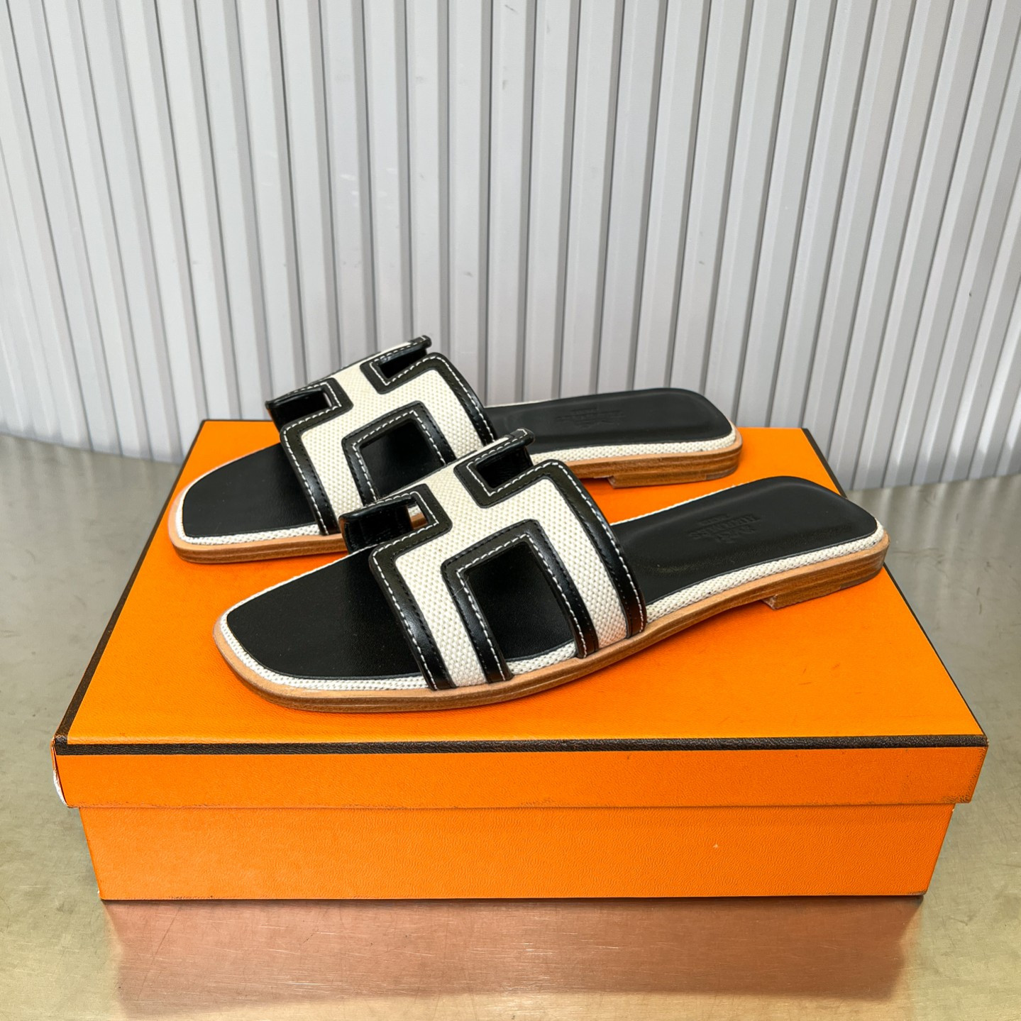 UA Hermès Oran sandal