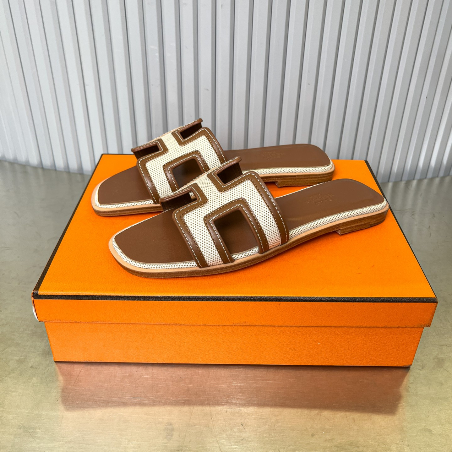 UA Hermès Oran sandal