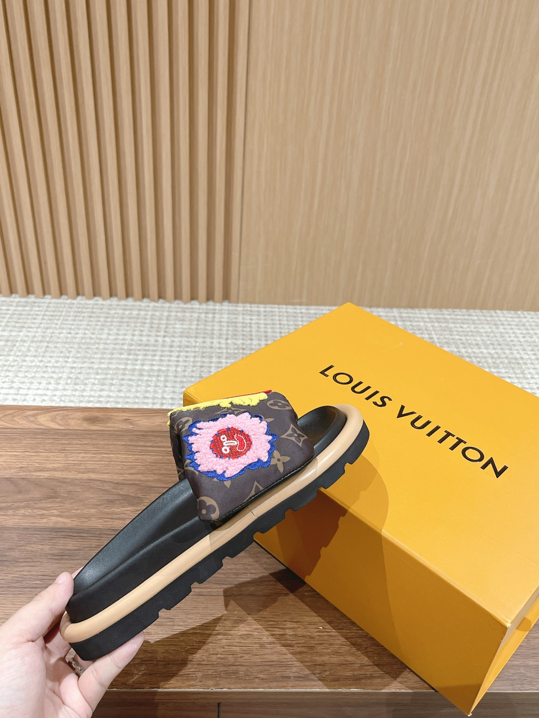 UA LV Pool Pillow Flat Comfort Mule