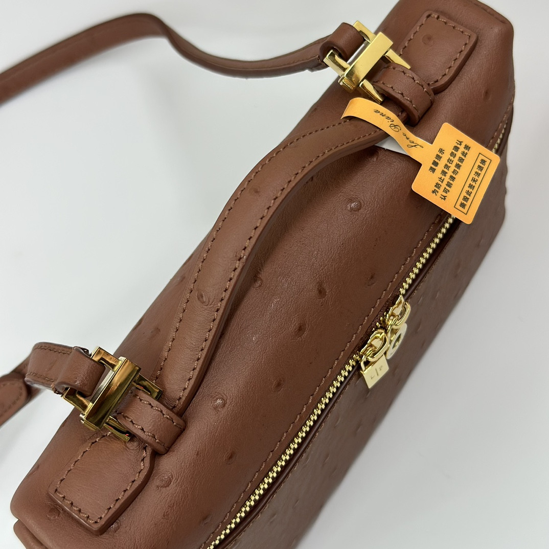 L**o p*ana extra pocket l19 ostrich-grained leather 11 x 19 x 6.5 cm