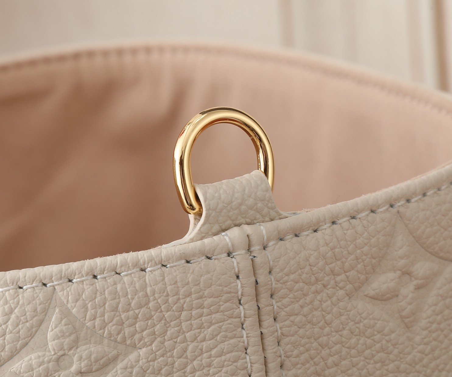 LV Backup M47106 7.9 x 8.7 x 5.5 inches