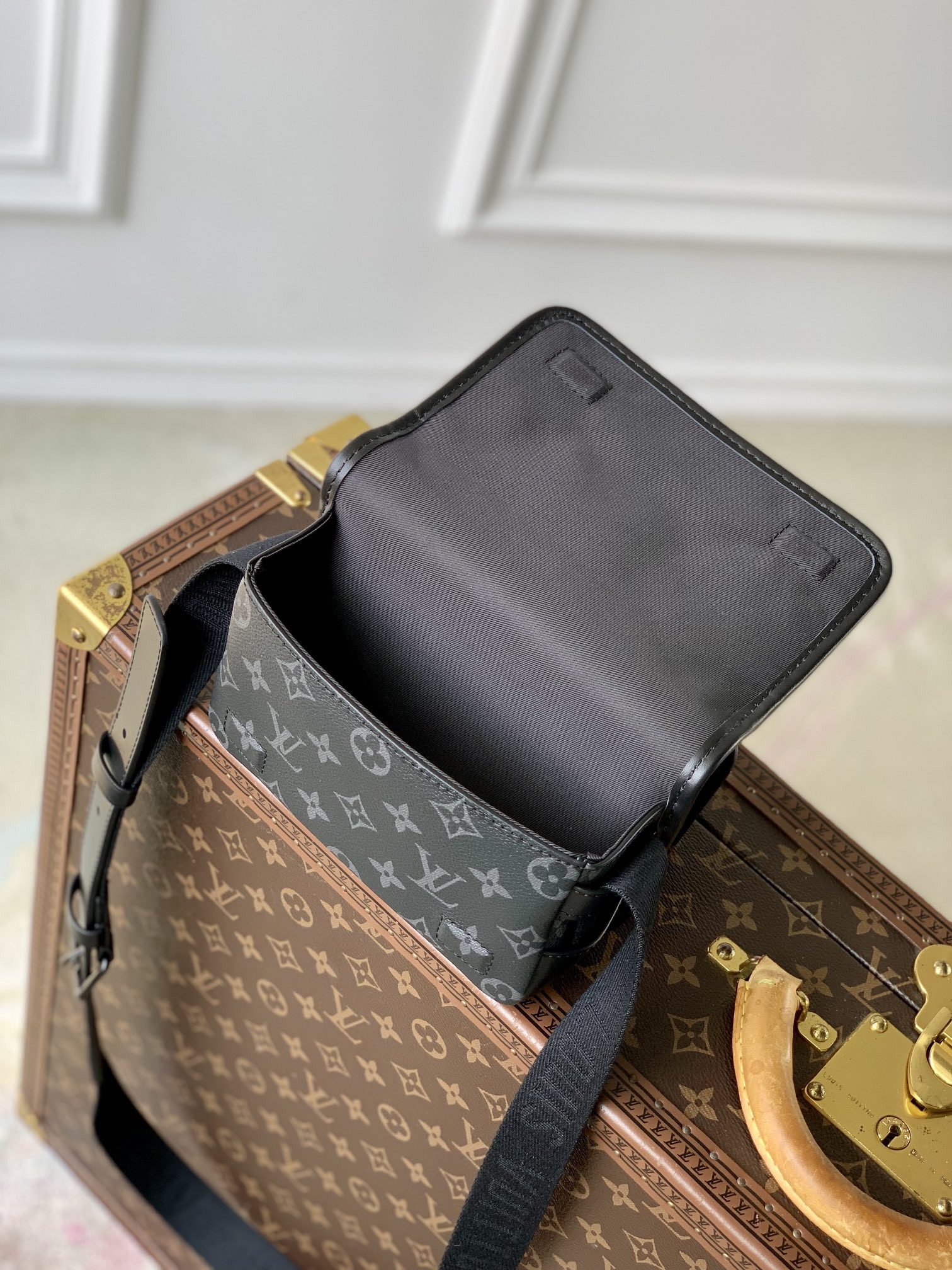 LV Bosphore Wearable Wallet M12599 12 x 7 x 19 cm