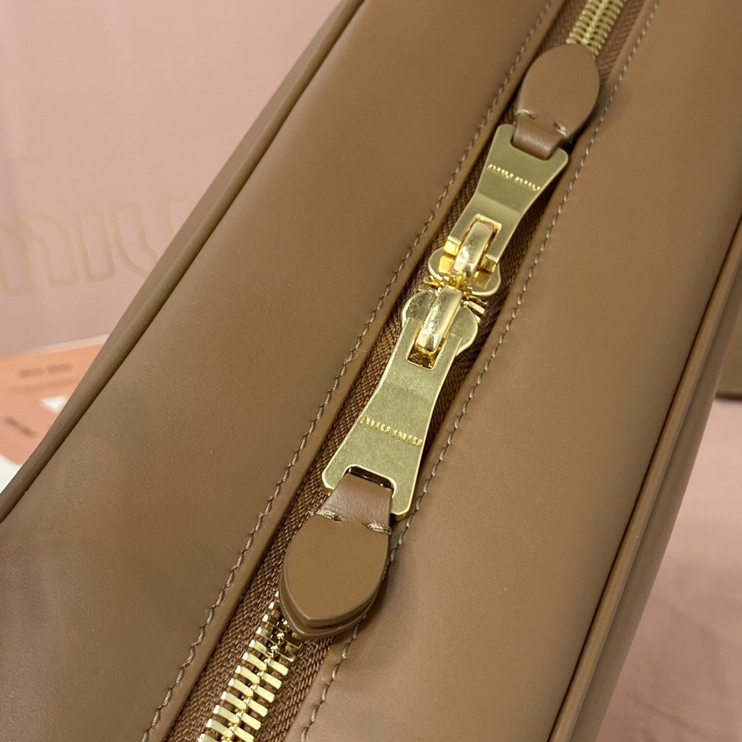 Miu Miu Leather Beau bag 23x34x10cm