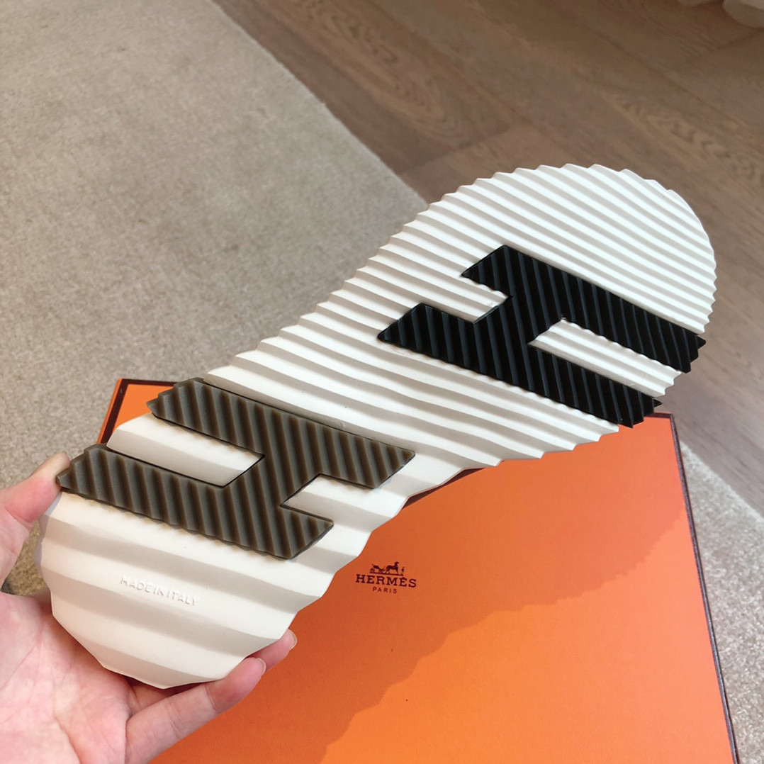 UA Hermès Bouncing Sneaker