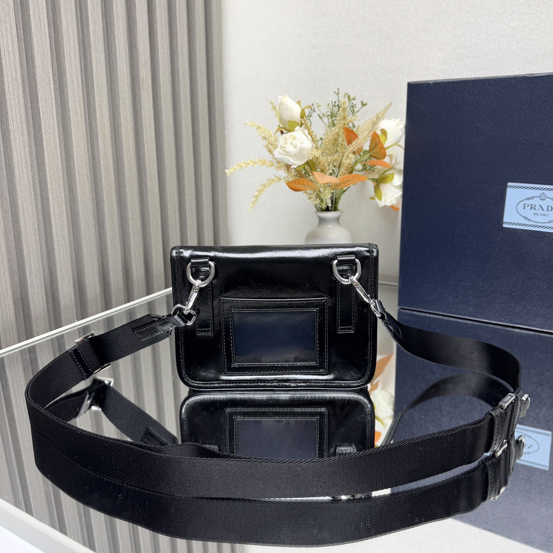 Pra*a leather smartphone case 12.5x18x2.5cm