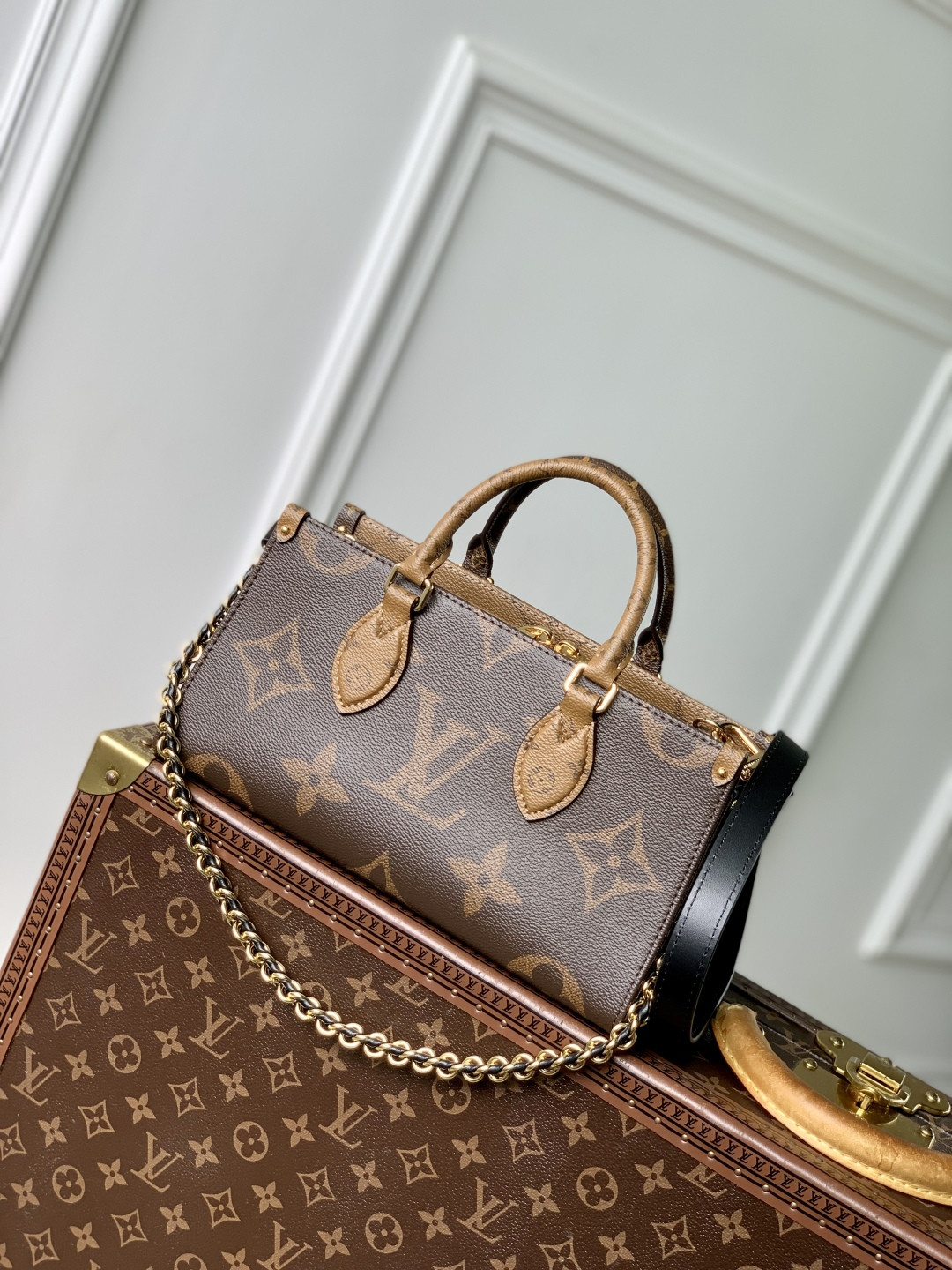 LV On the Go EW Chain M14236 25x13x10cm