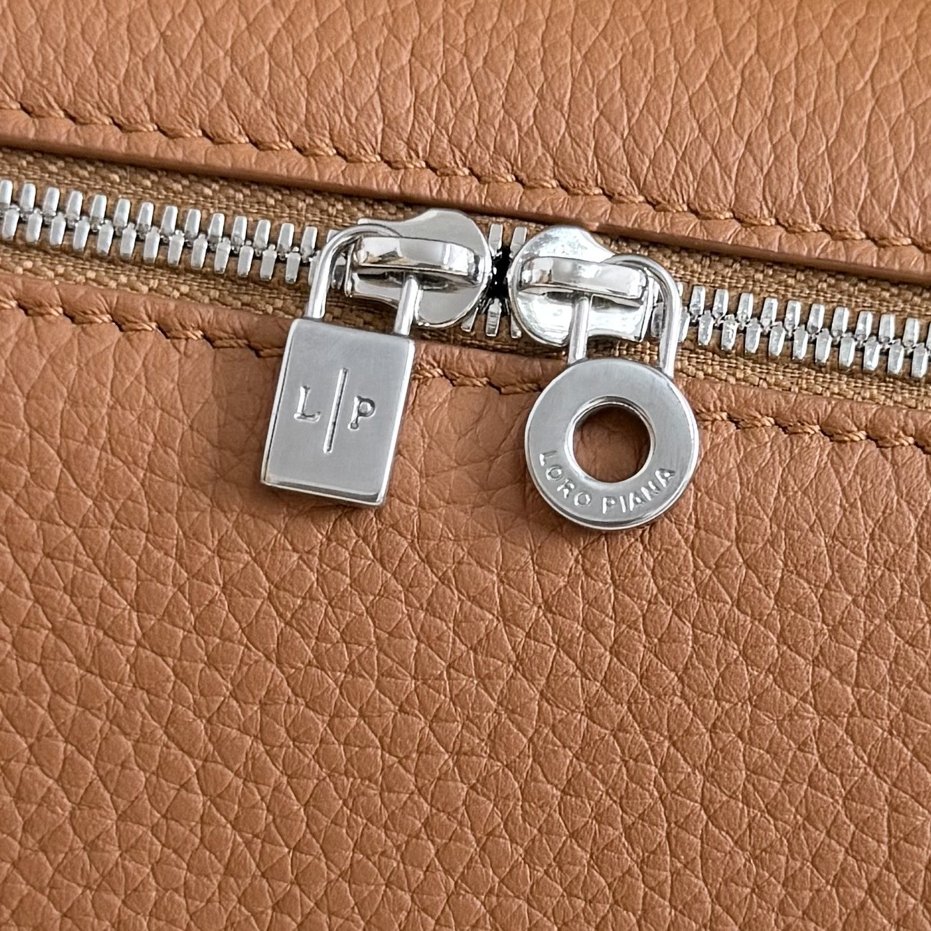 L**o p*ana extra pocket l19 grained calfskin 11 x 19 x 6.5 cm