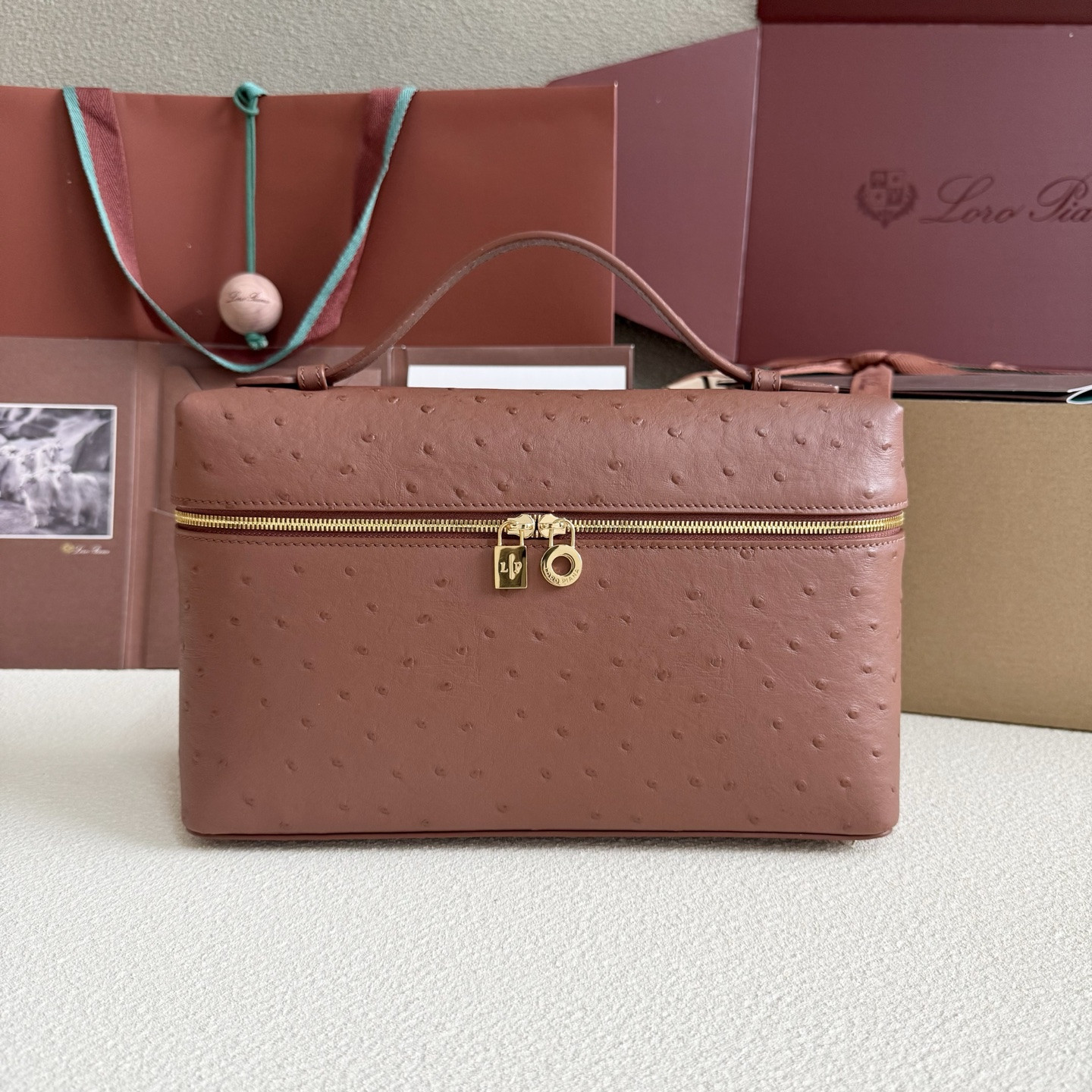 L**o p*ana extra pocket l27 ostrich-grained leather 16x27x10cm